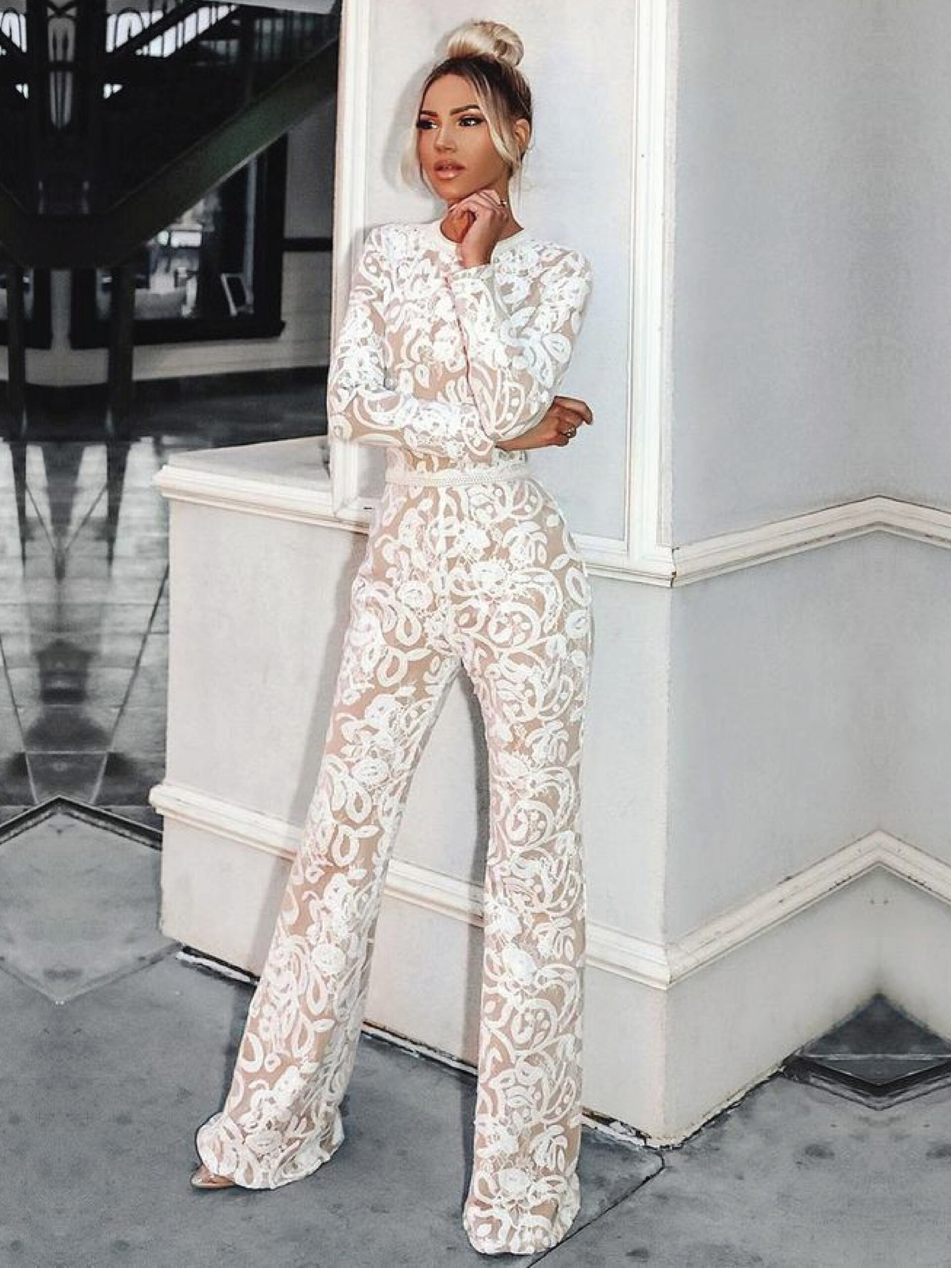 ชุดเจ้าสาวแบบจัมป์สูทผ้าไหม