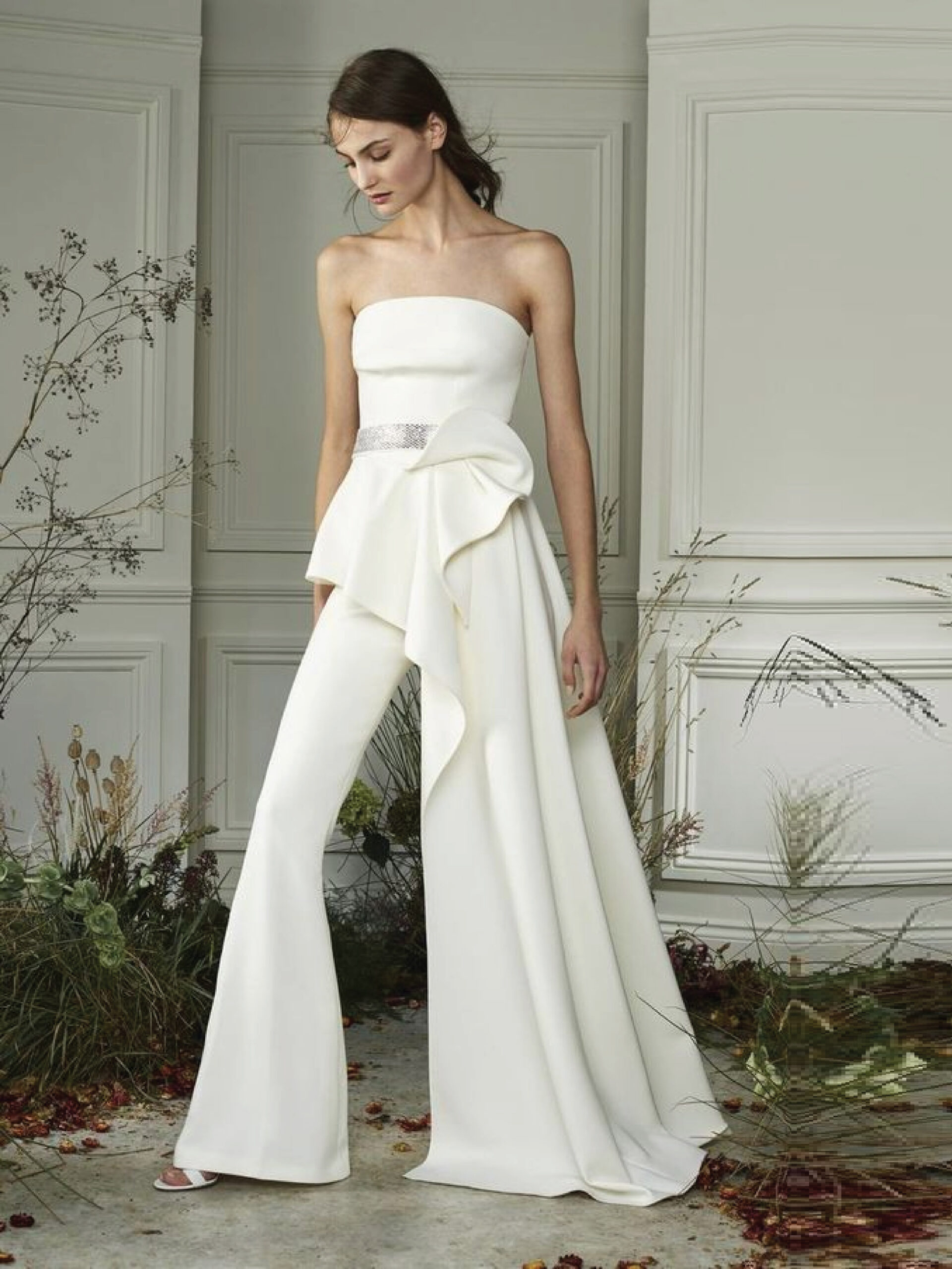 ชุดแต่งงานแบบจัมป์สูท	มีลูกเล่น