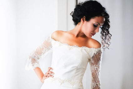 [อัปเดต 2024] ชุดเจ้าสาวปาดไหล่ เทรนด์สุดฮิตที่ไม่เคยแผ่ว