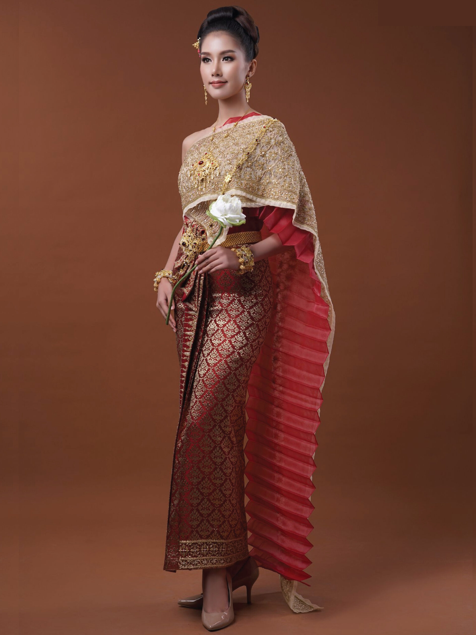 ชุดแต่งงานสีแดงสมัยใหม่