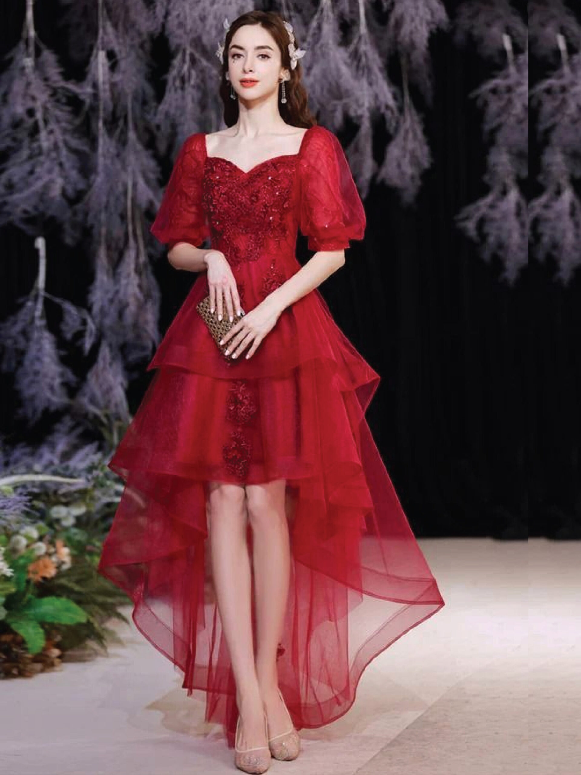 ชุดแต่งงานสีแดงแบบกระโปรงหน้าสั้นหลังยาว