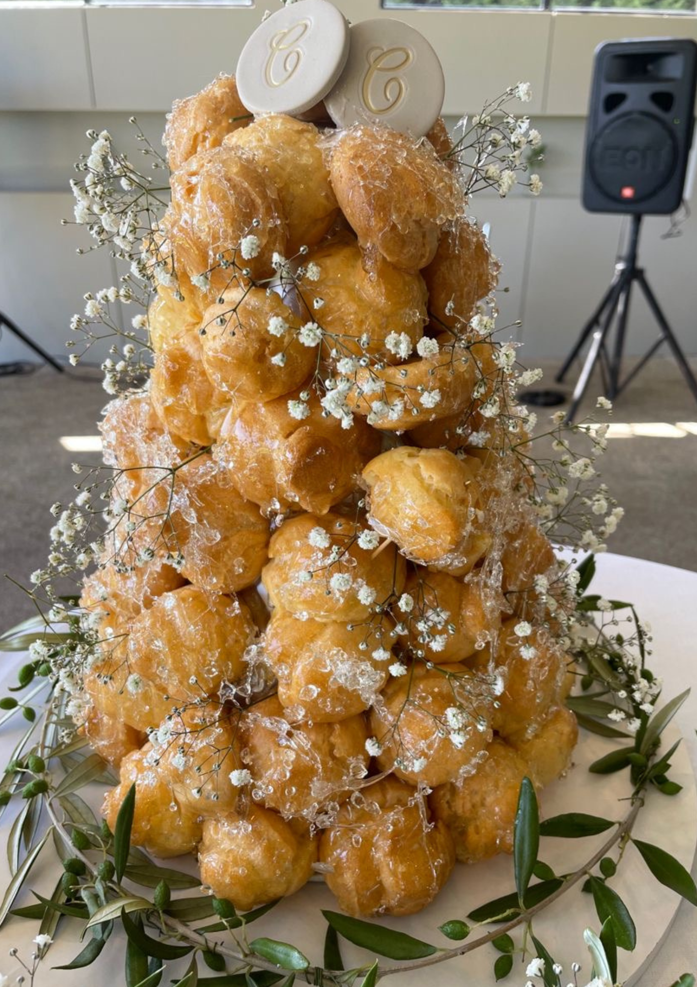 เค้กแต่งงานนุ่มละมุนกับขนมเอแคลร์