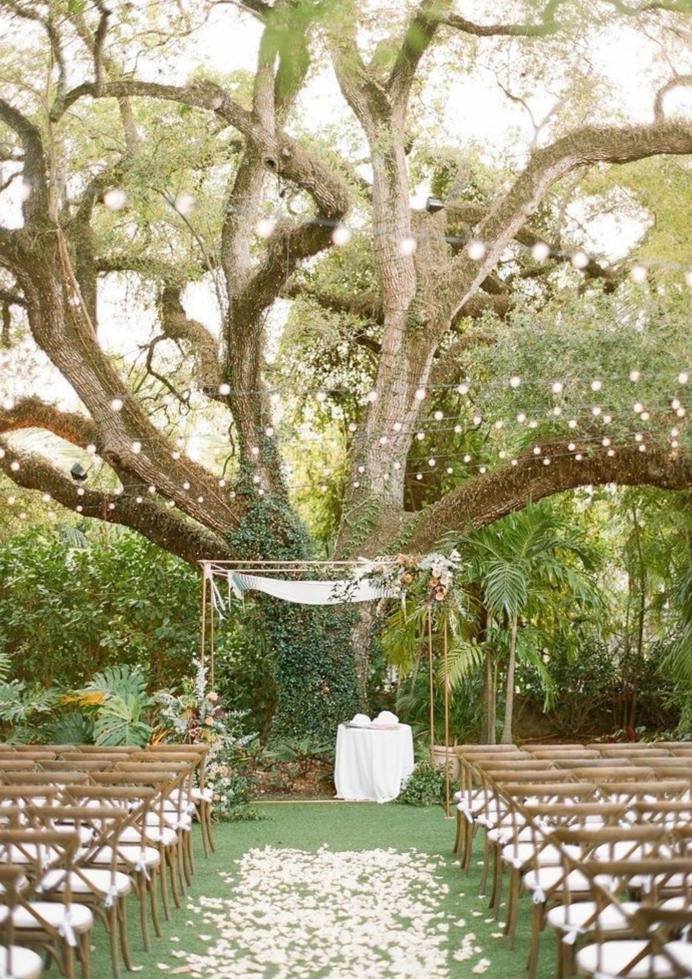 การจัดงานท่ามกลางสวนเขียวขจีของงานแต่งแบบ Vow Ceremony