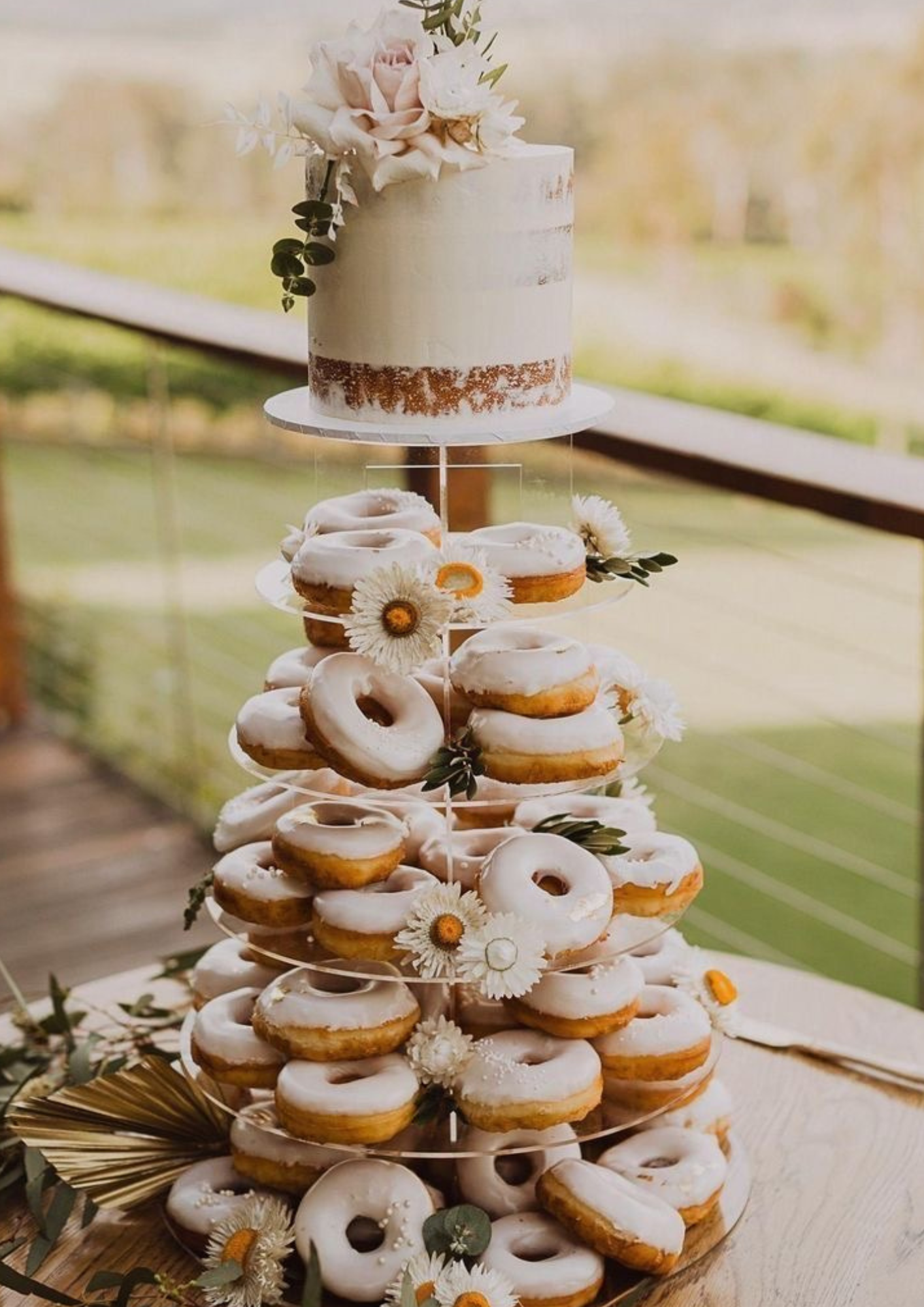 นำโดนัทมาทำเป็นเค้กแต่งงานที่ใช่