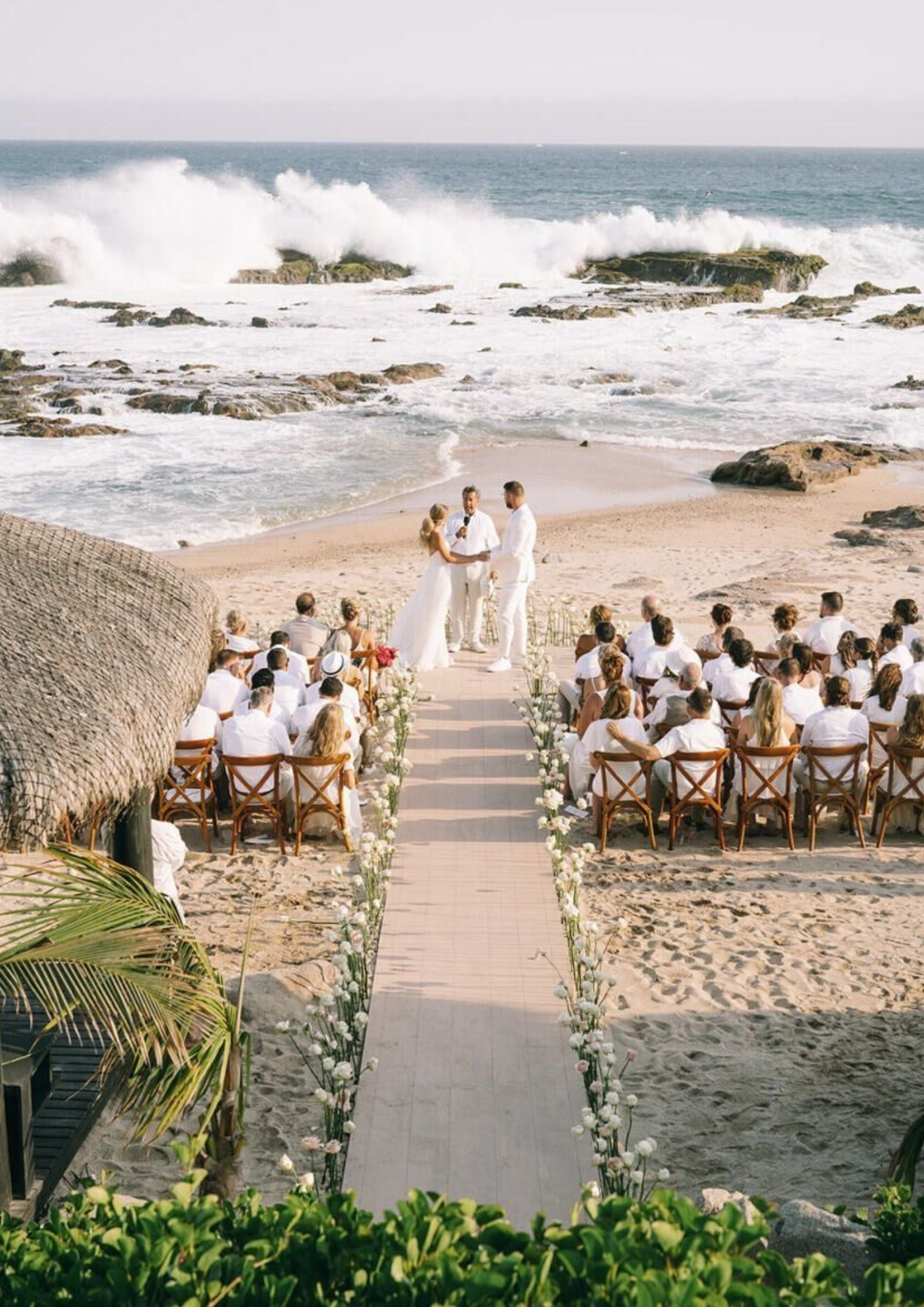 งานแต่งแบบ Vow Ceremony ท่ามกลางวิวทะเลและคลื่นลม