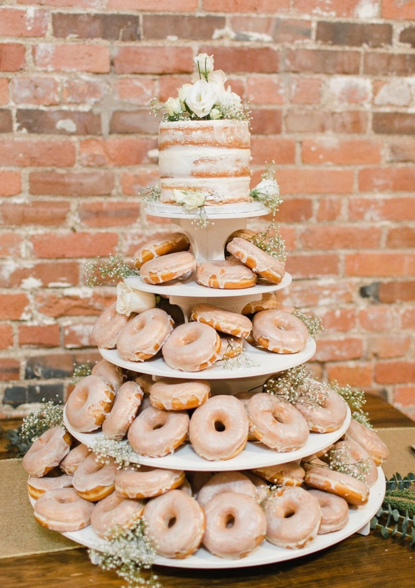 เค้กแต่งงานโดนัทวางซ้อนกันเป็นชั้นสวยงาม