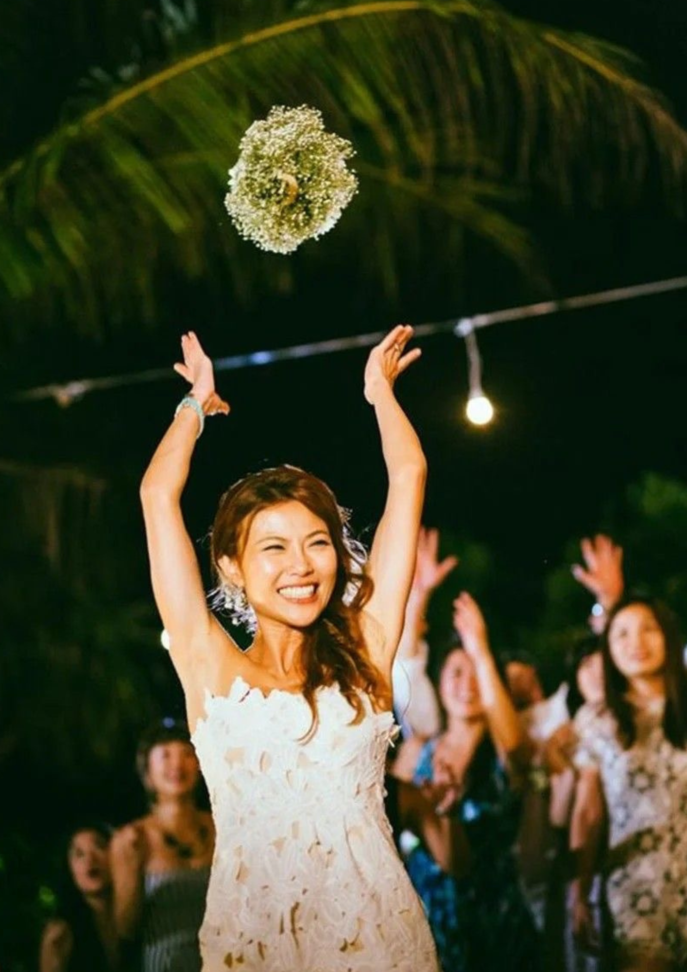 การโยนดอกไม้ให้เพื่อน ๆ และแขกในงานแต่ง Vow Ceremony