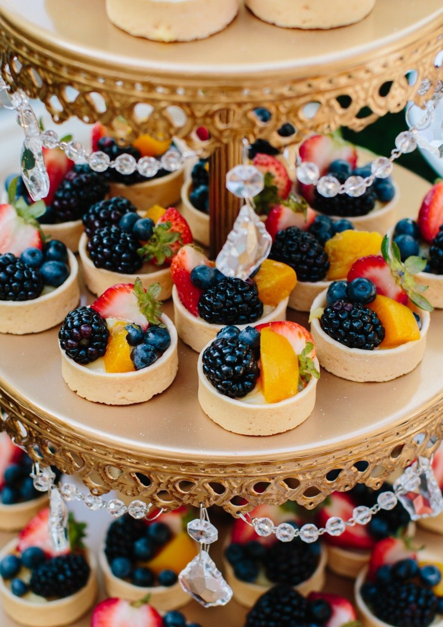 เค้กแต่งงานฟรุ้ตทาร์ตผลไม้ชุ่มฉ่ำ