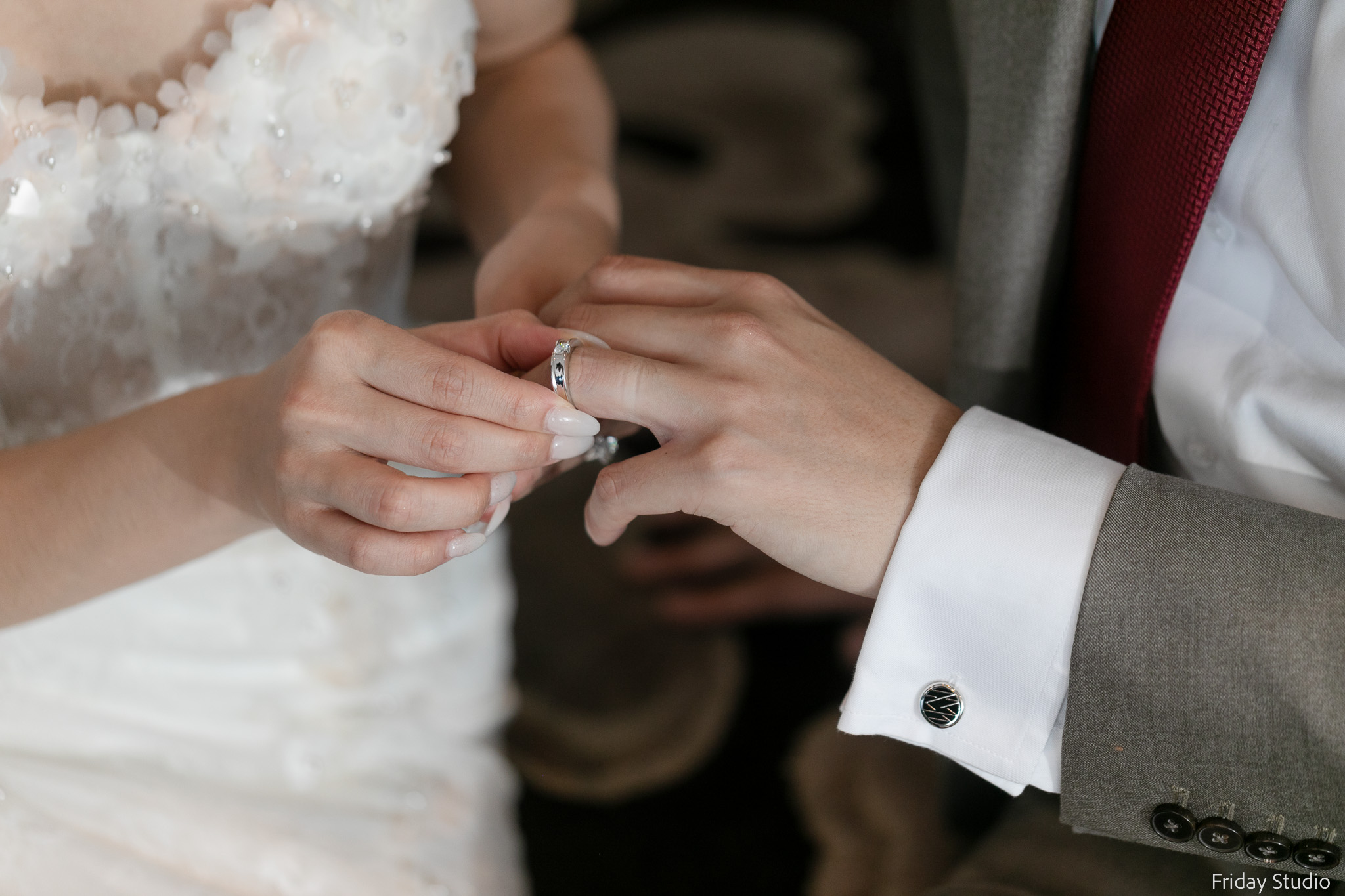 รีวิวแต่งงานสวมแหวนแต่งงานที่อบอุ่น
