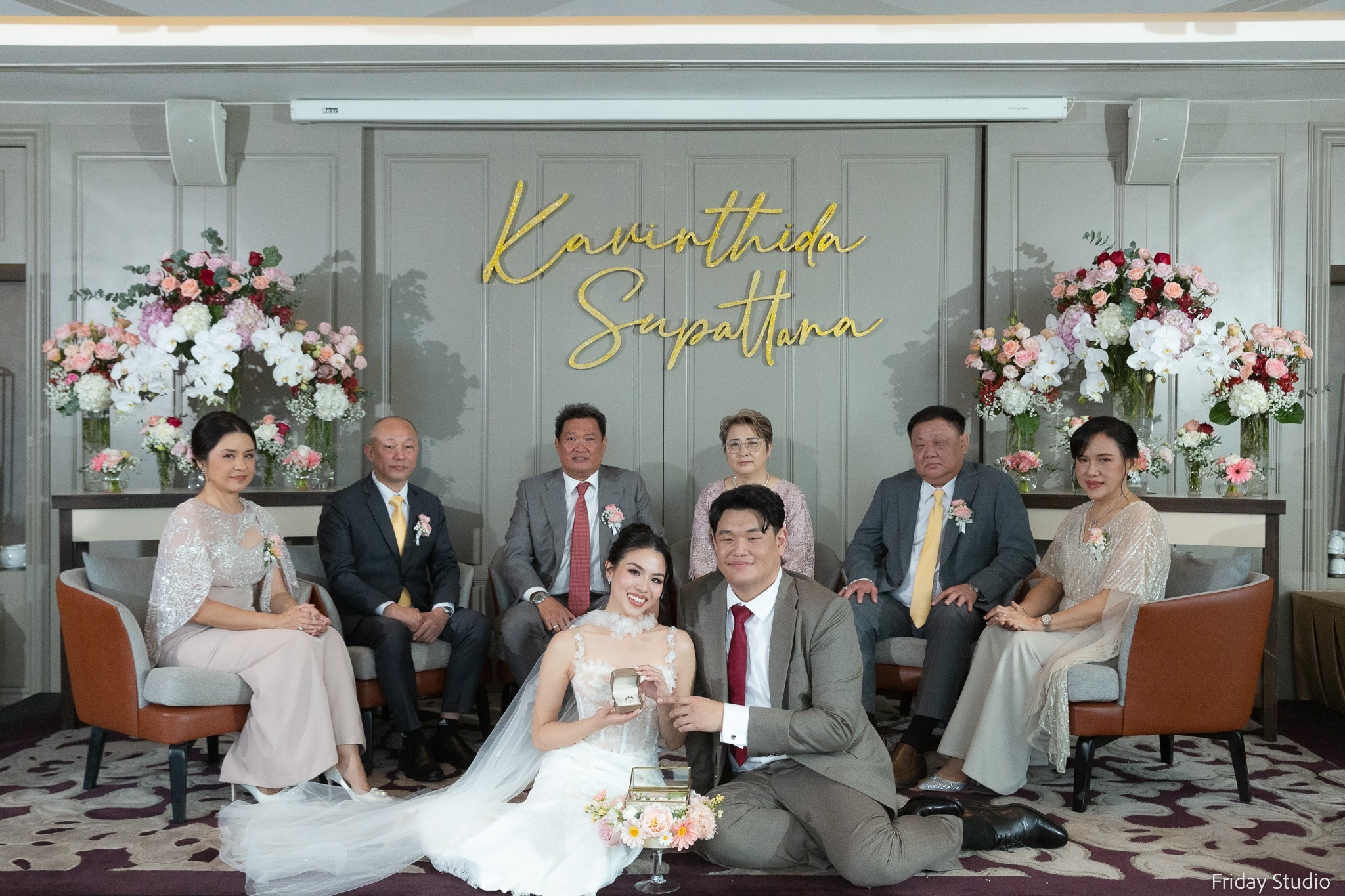 รีววแต่งงานกับพิธีสวมแหวน