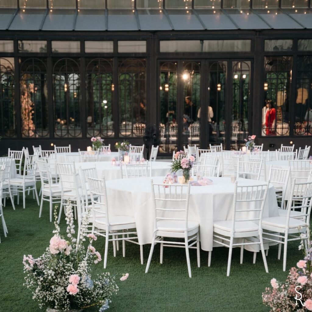 ทิวทัศน์ของสนามหญ้าและกาซีโบ้ช่วยเสริมมุมมองของการถ่ายภาพได้หลากหลาย