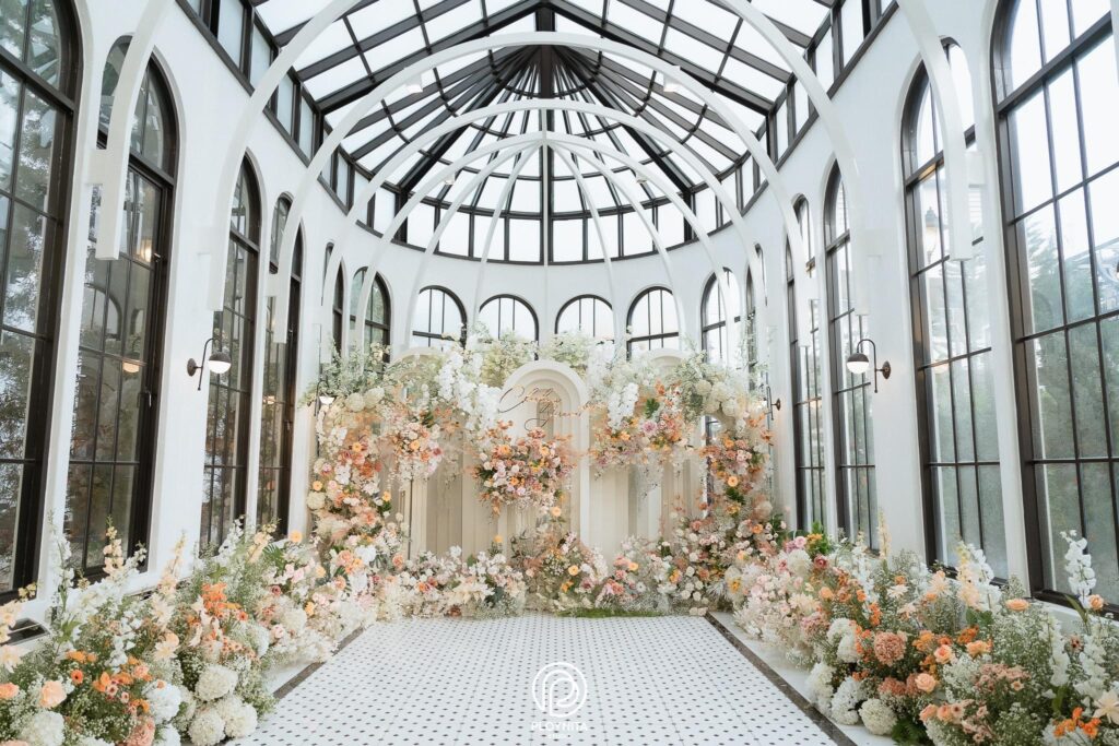 ตัวอาคารของสถานที่จัดงาน Glass House ที่มีความสูงโปร่ง ไม่อึดอัด