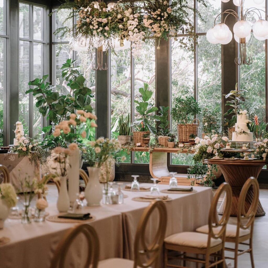 บรรยากาศที่เต็มไปด้วยธรรมชาติและเรือนกระจกที่มีแสงลอดผ่าน