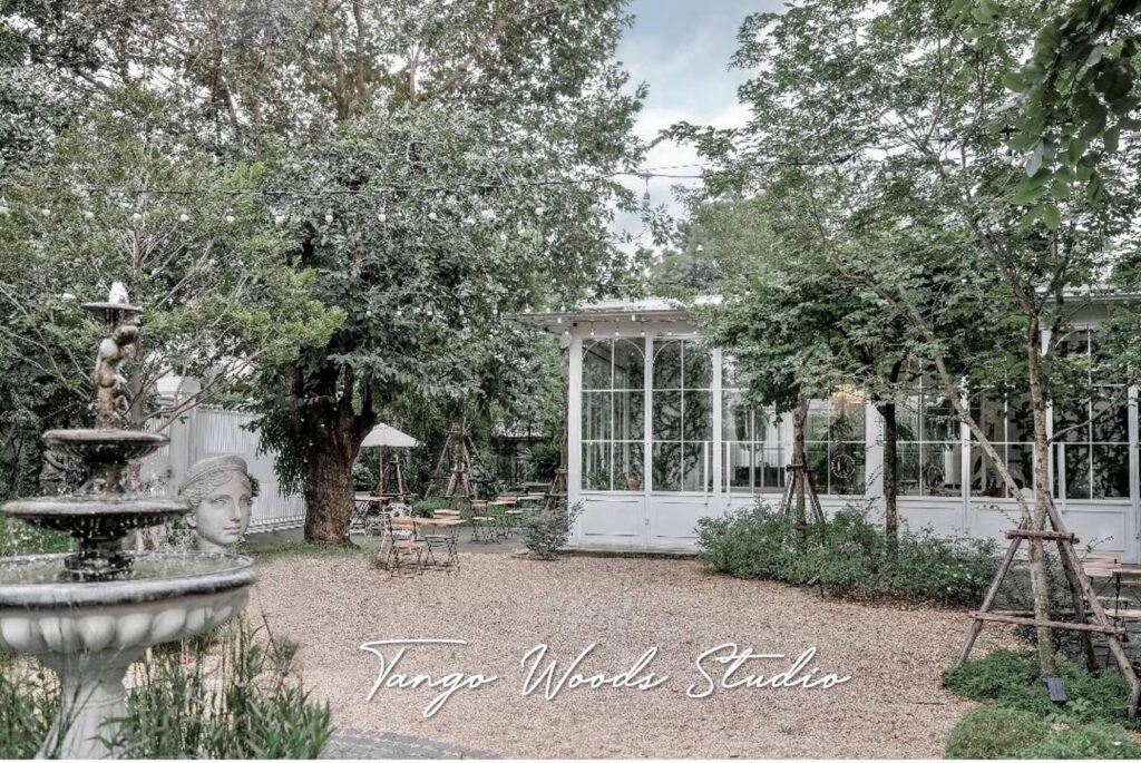 บรรยากาศของงานแต่งสไตล์ Glass House ในสถานที่ที่ร่มรื่น สบายตา