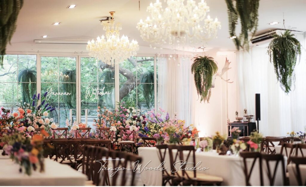 จัดงานแต่ง Glass House กับสวนกึ่งสไตล์อังกฤษ