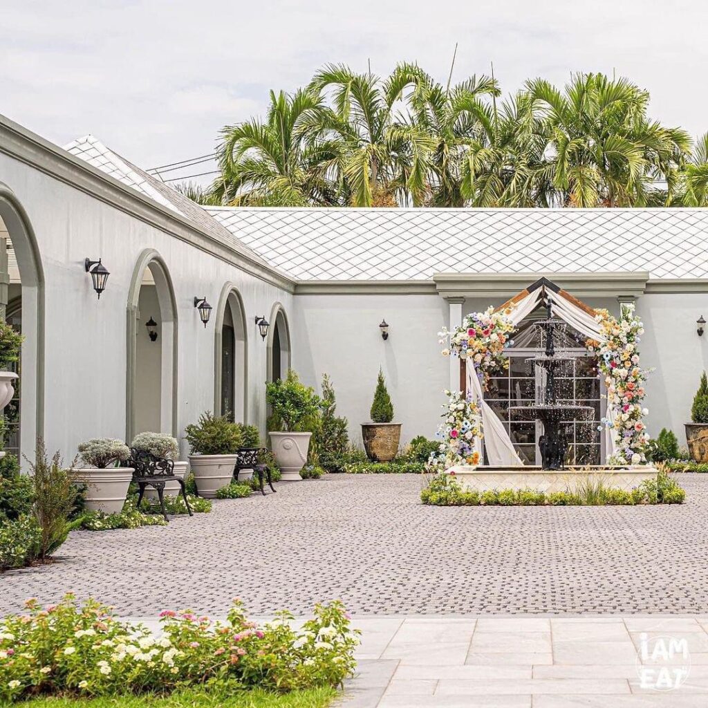 มุมถ่ายรูปในสไตล์งานแต่งแบบ Glass House