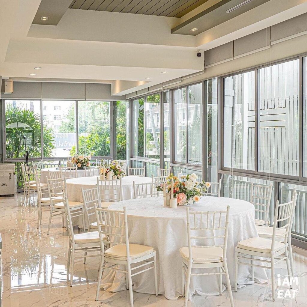 บรรยากาศที่ร่มรื่นและอบอุ่นกับสถานที่จัดงานแต่งแบบ Glass House
