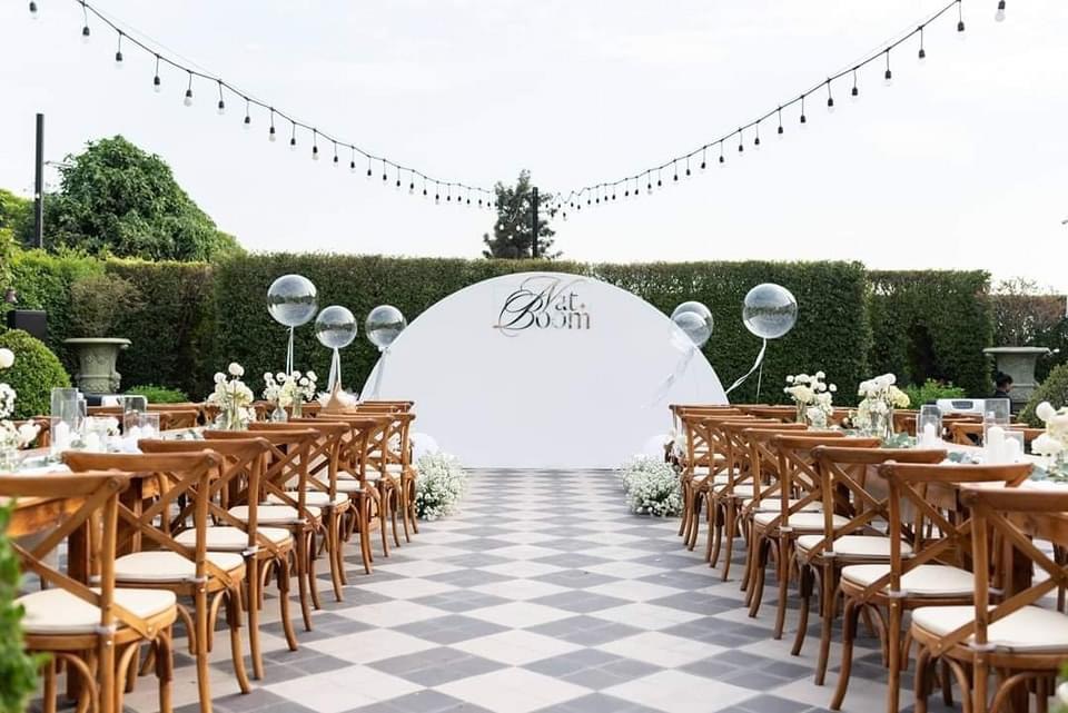 ตัวอาคารคล้ายโบสถ์สีขาวทำให้การจัดงานแต่งในคาเฟ่ดูอบอุ่นและมนต์ขลัง