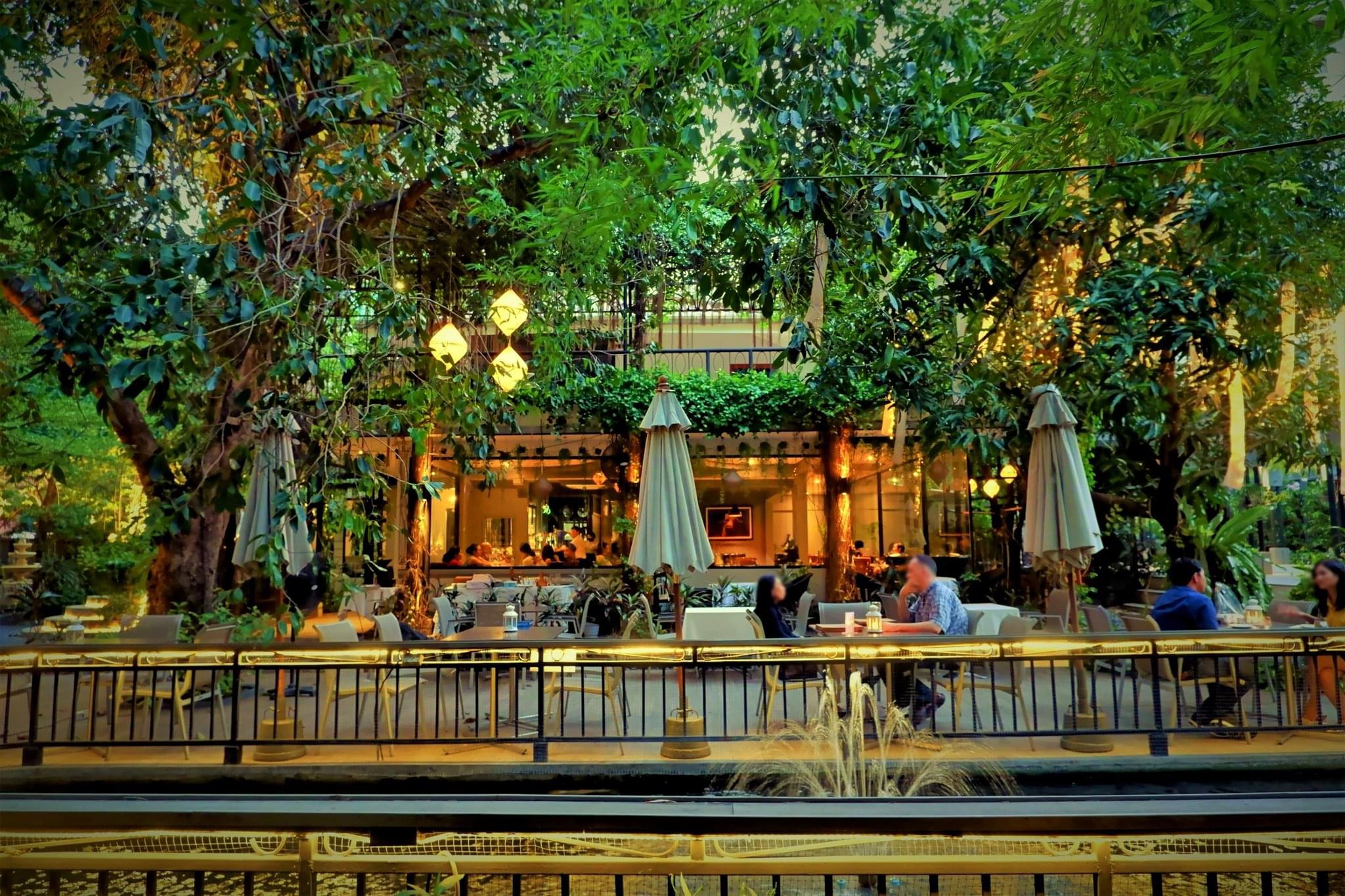 ร้านอาหารจัดงานแต่งที่มีบันไดหินวนเป็นจุดส่งตัวเจ้าสาว