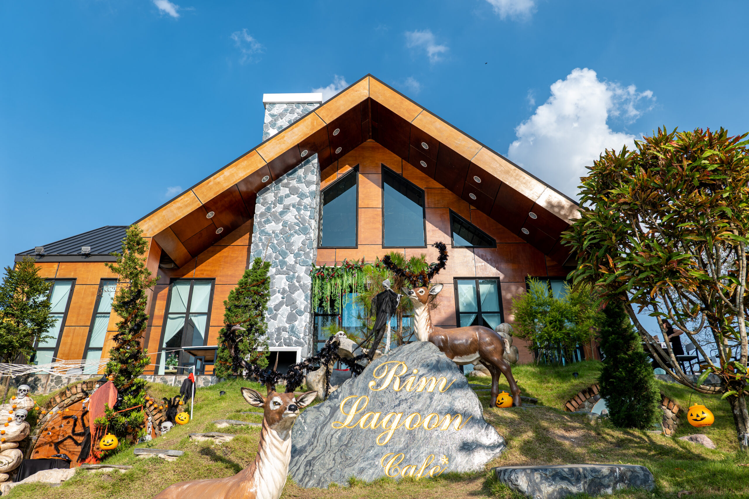 ร้านอาหารจัดงานแต่งติดริมทะเลสาบ บรรยากาศดี