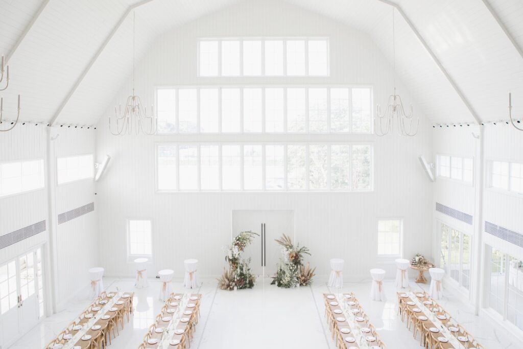 โรงนาสีขาวสไตล์ยุโรปที่รองรับการจัดงานแต่งสไตล์ Rustic