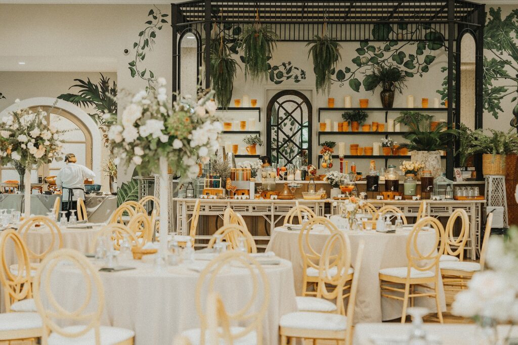 จัดงานแต่งสไตล์ Rustic ในห้องเรือนกระจกตกแต่งด้วยพันธุ์ไม้เขตร้อน