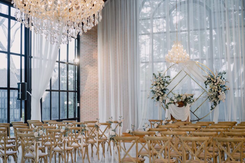 ตัวอาคาร Glass House ที่มีความโปร่งโล่ง ไม่ทำให้บรรยากาศอึดอัด