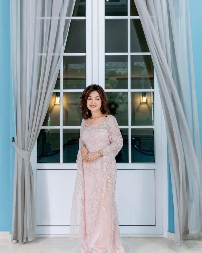 ร้านชุดแม่เจ้าสาวที่ออกแบบและตัดเย็บเอง