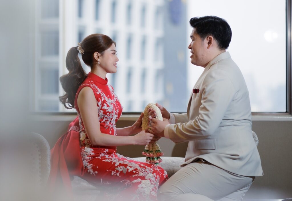 ฝ่ายเจ้าบ่าวไปรับตัวเจ้าสาวในสถานที่ที่จัดเตรียมไว้