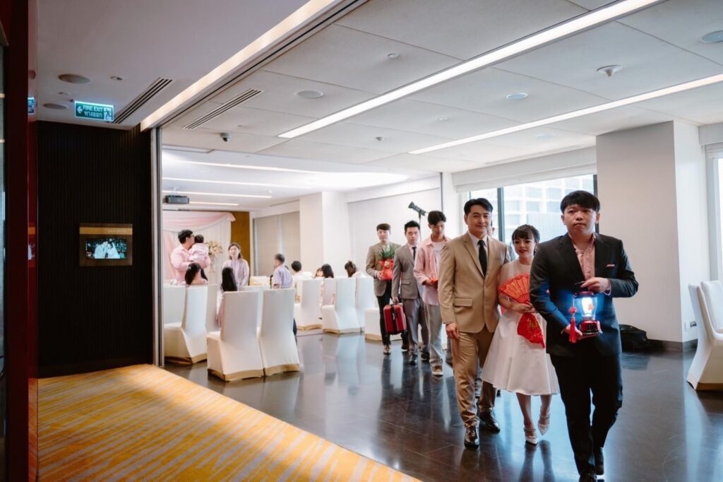 ส่งตัวเจ้าสาวให้บ้านเจ้าบ้าน ญาติเจ้าบ่าวถือตะเกียงนำ