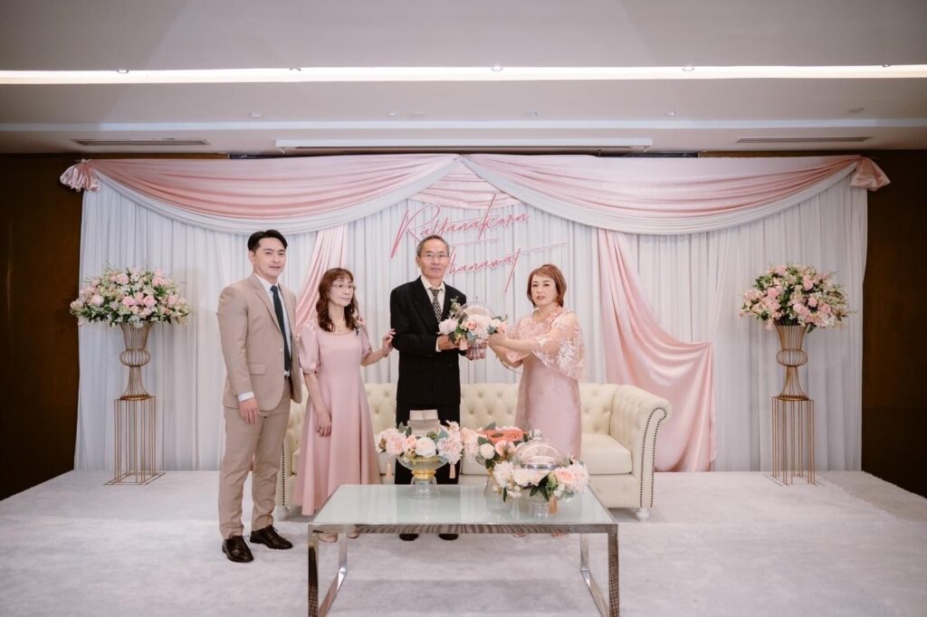 การมอบสินสอดในพิธีหมั้นแบบจีน