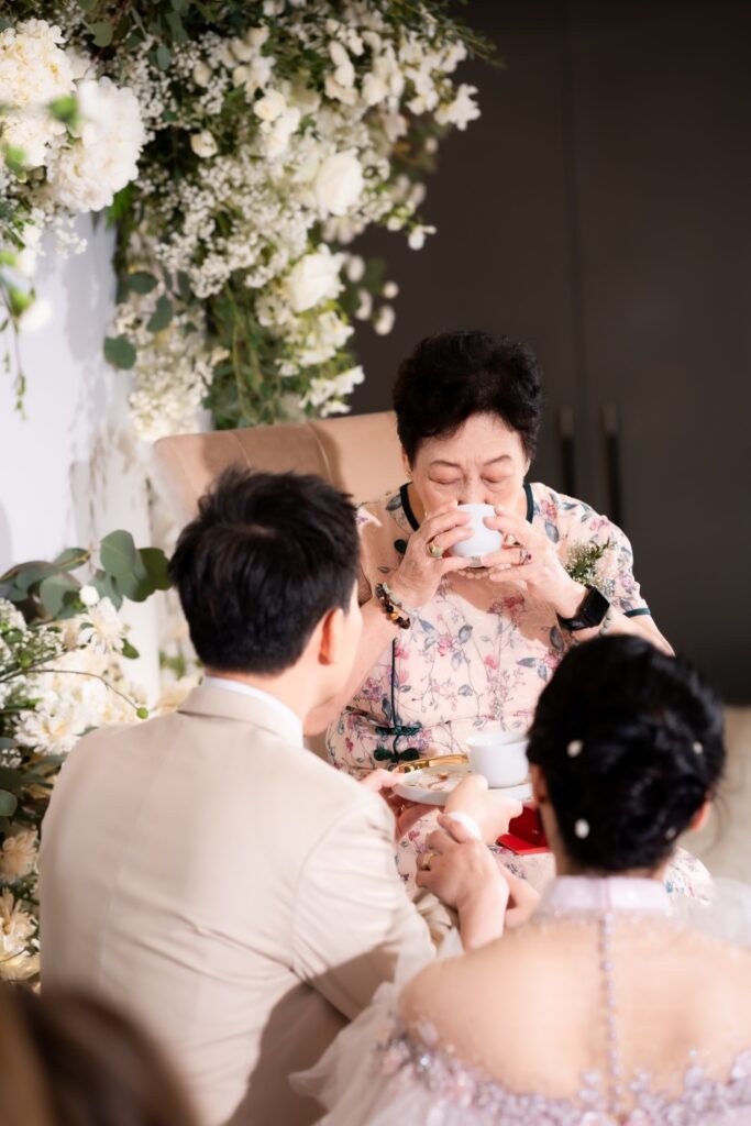 พิธียกน้ำชาให้ญาติฝั่งเจ้าบ่าว