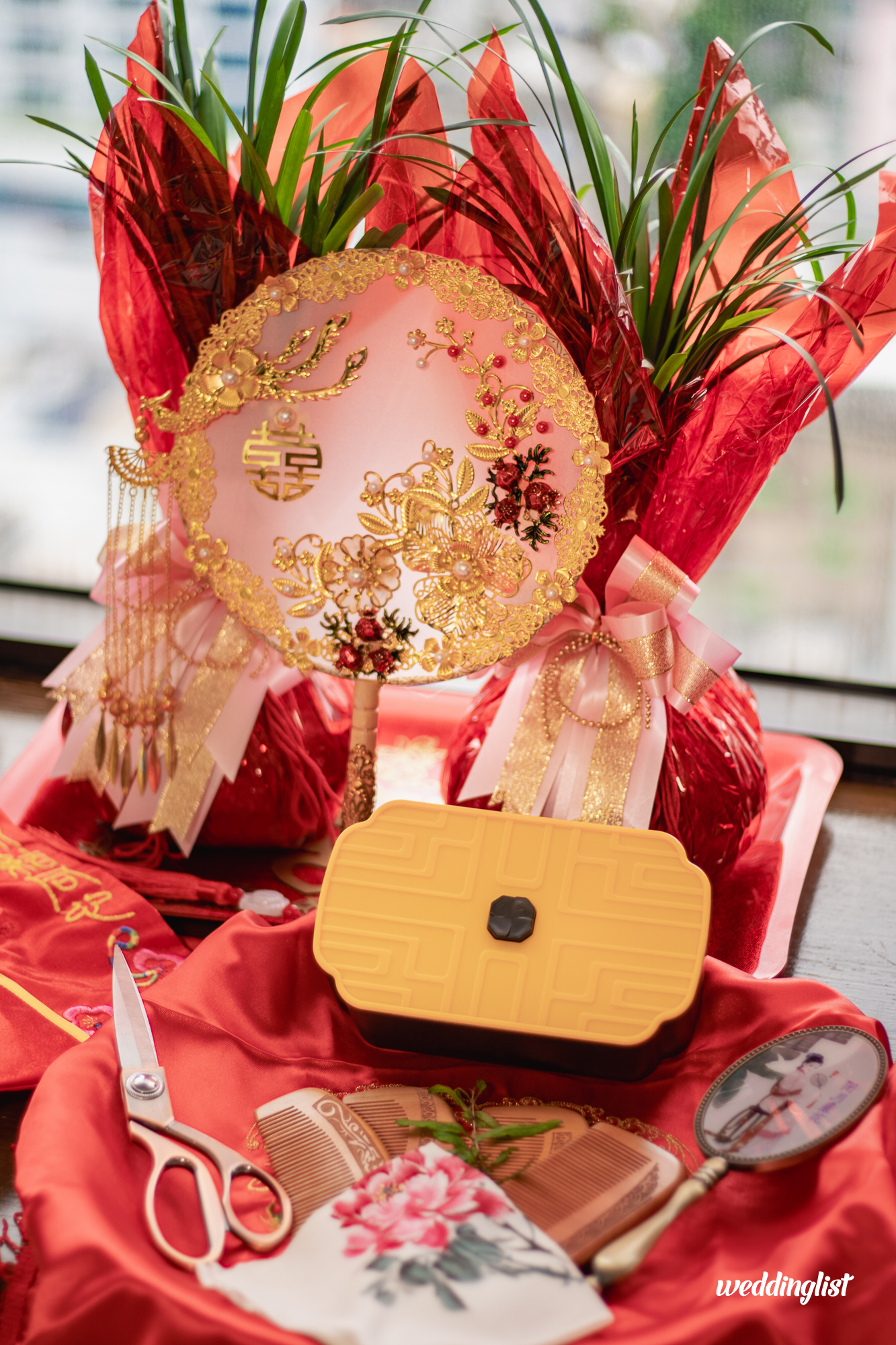 พัดและผ้าเช็ดหน้าของเจ้าสาวรถือร่วมขบวนในงานหมั้นพิธีจีน