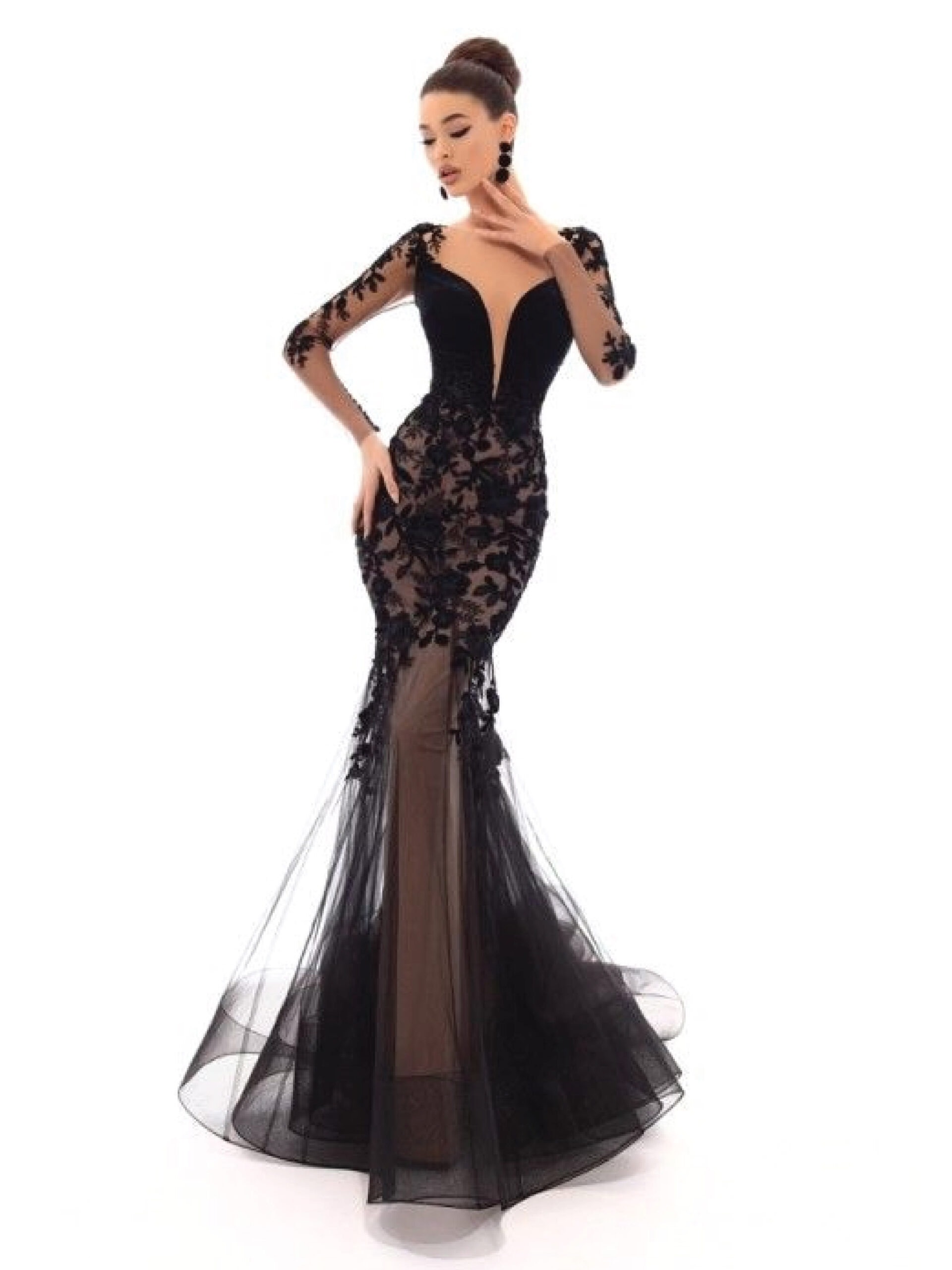 ชุดแต่งงานแบบเดรสแหวกอกสีดำ