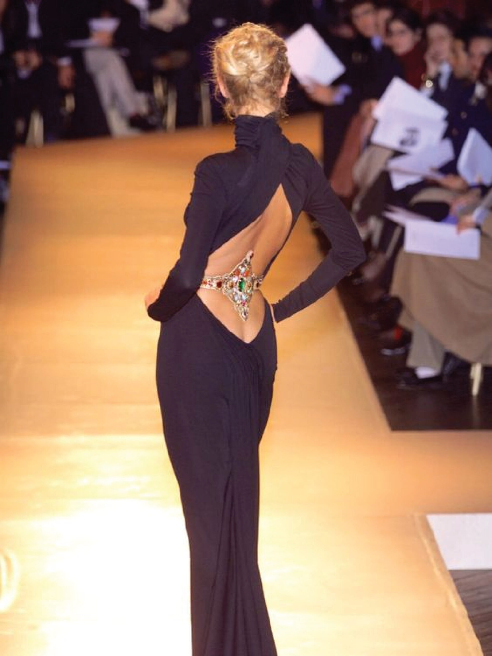 ชุดแต่งงานสีดำคอเต่าโชว์หลัง