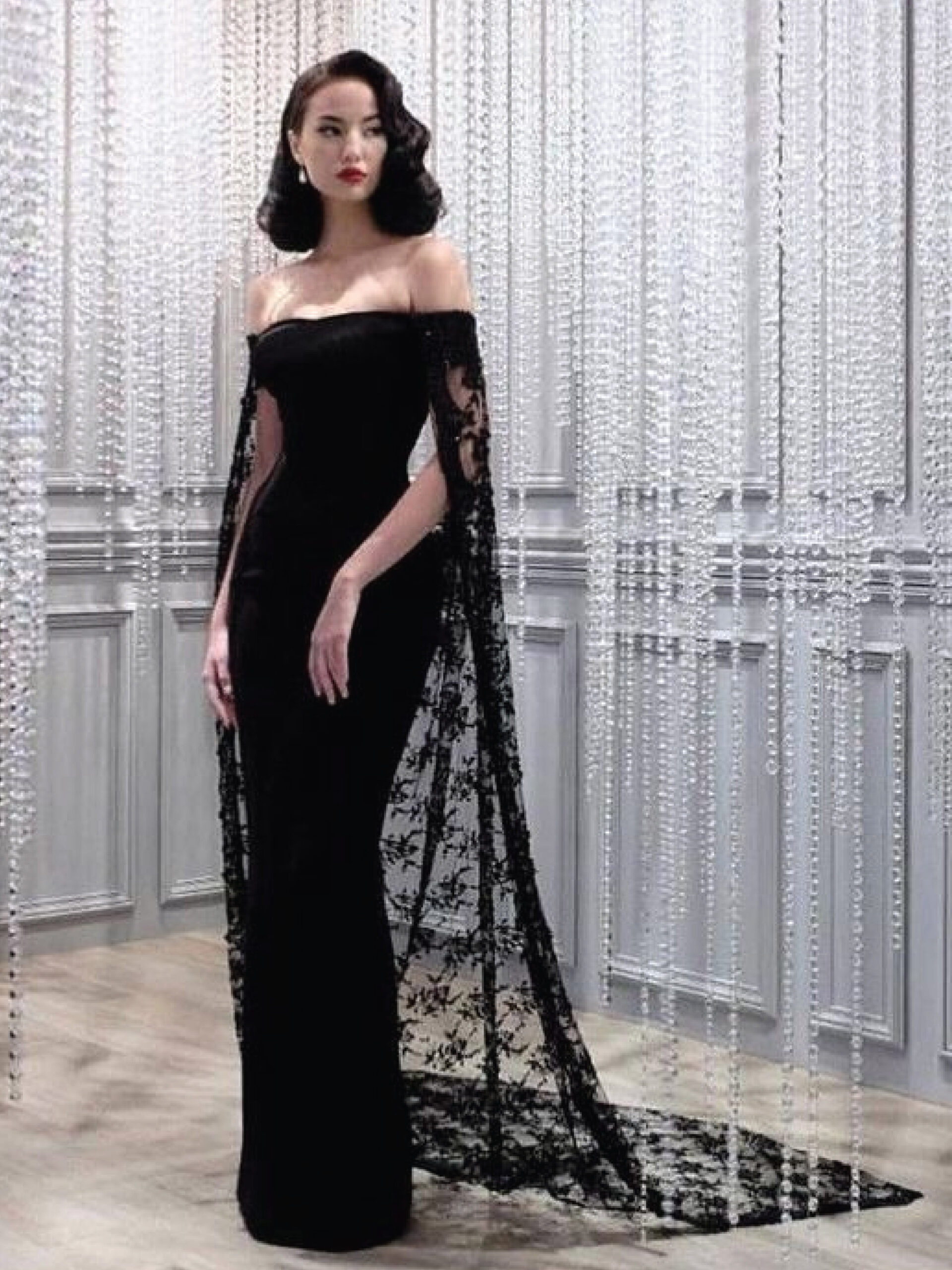 ชุดแต่งงานสีดำแบบมีผ้าคลุมหลัง