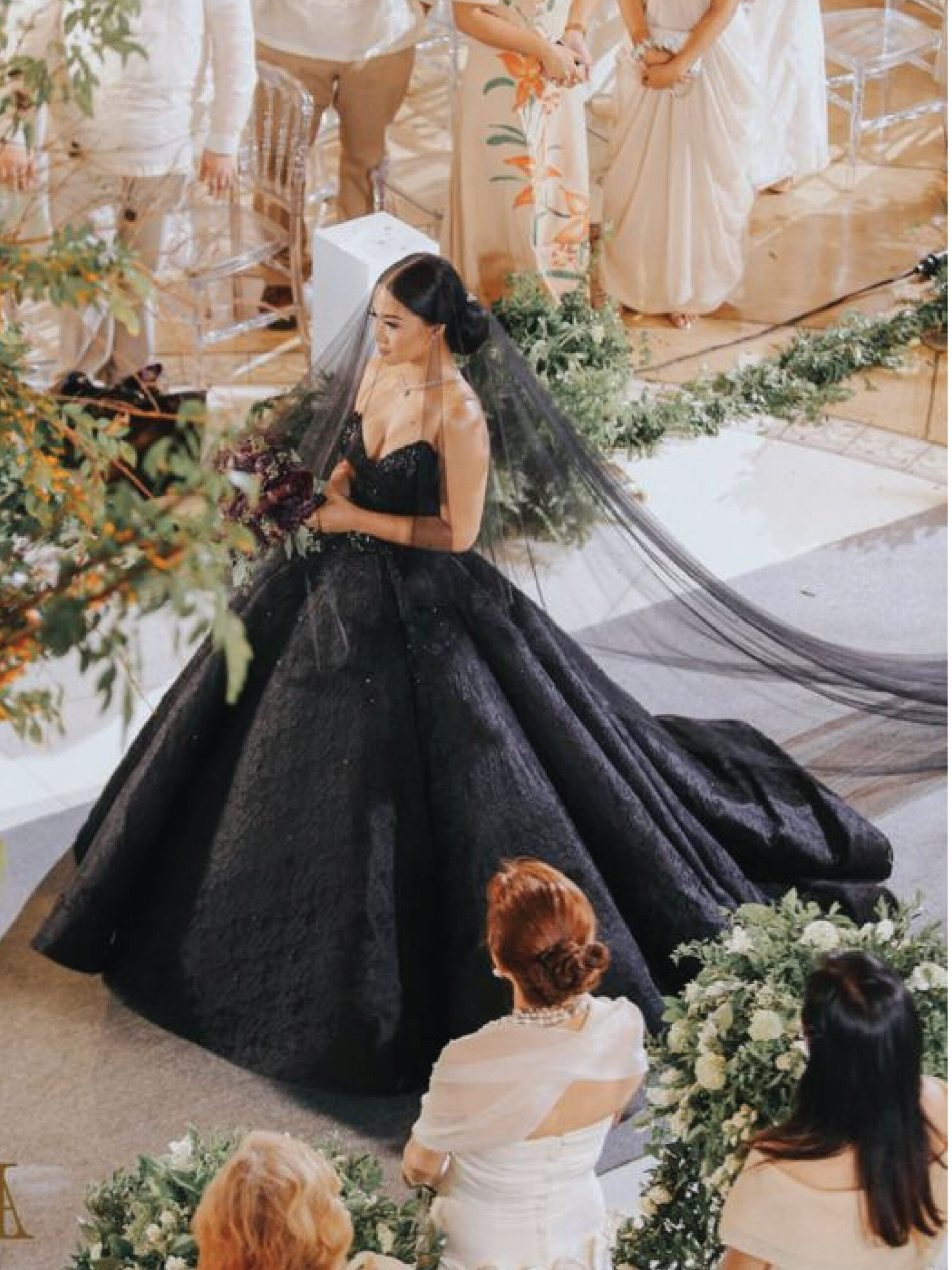 ชุดแต่งงานสีดำกระโปรงสุ่ม