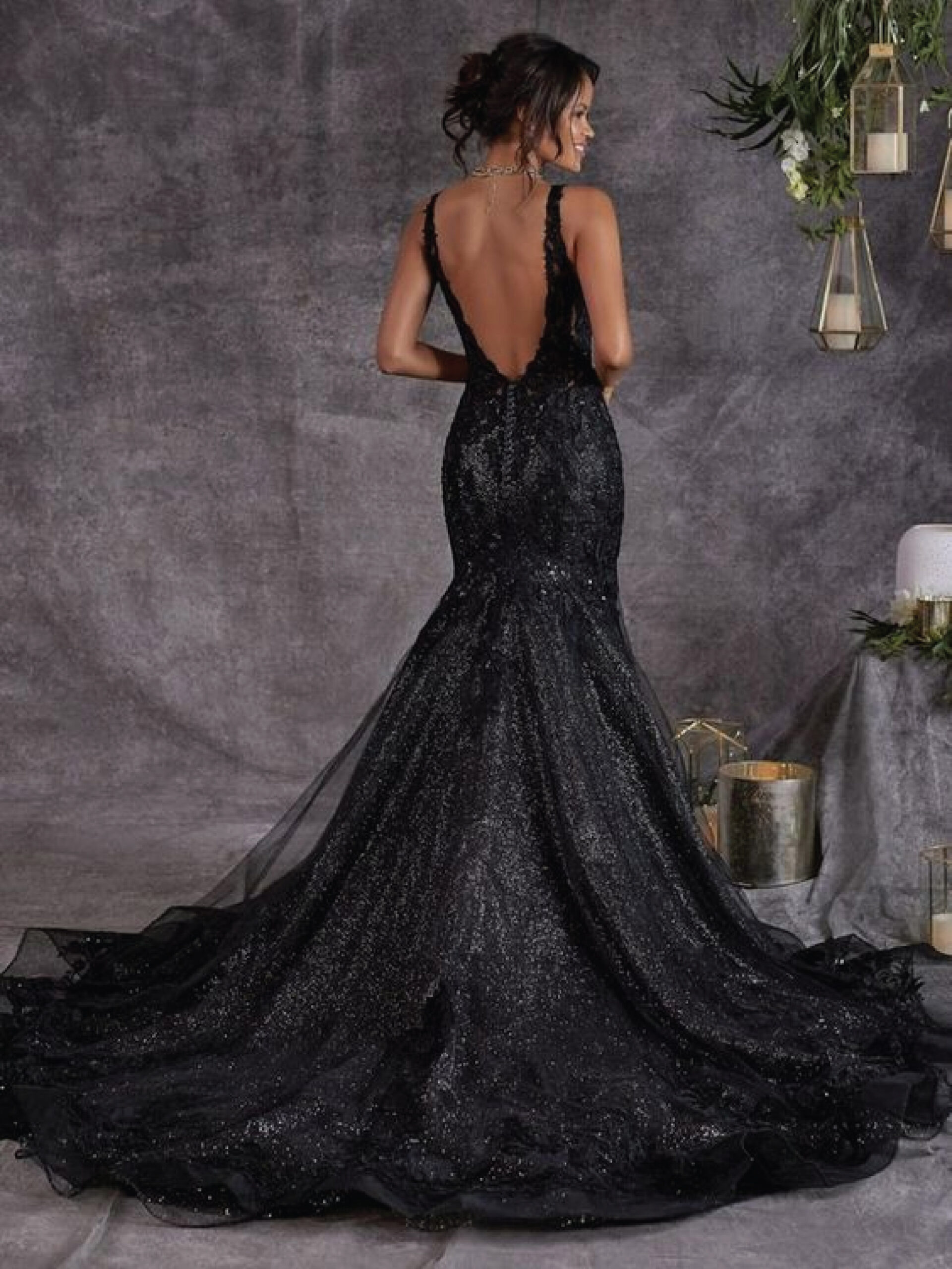 ชุดแต่งงานสีดำโชว์แผ่นหลัง