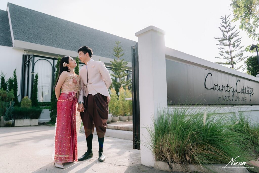 คันทรี คอทเทจ สถานที่จัดงานแต่งพุทธมณฑลสไตล์โมเดิร์นวินเทจที่รายล้อมไปด้วยต้นไม้สีเขียว