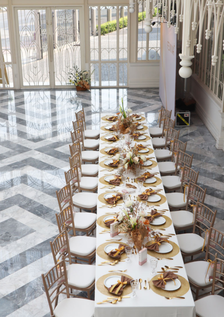 สถานที่จัดงานแต่ง Glass House ที่ตกแต่งด้วยสีขาวสะอาดตา