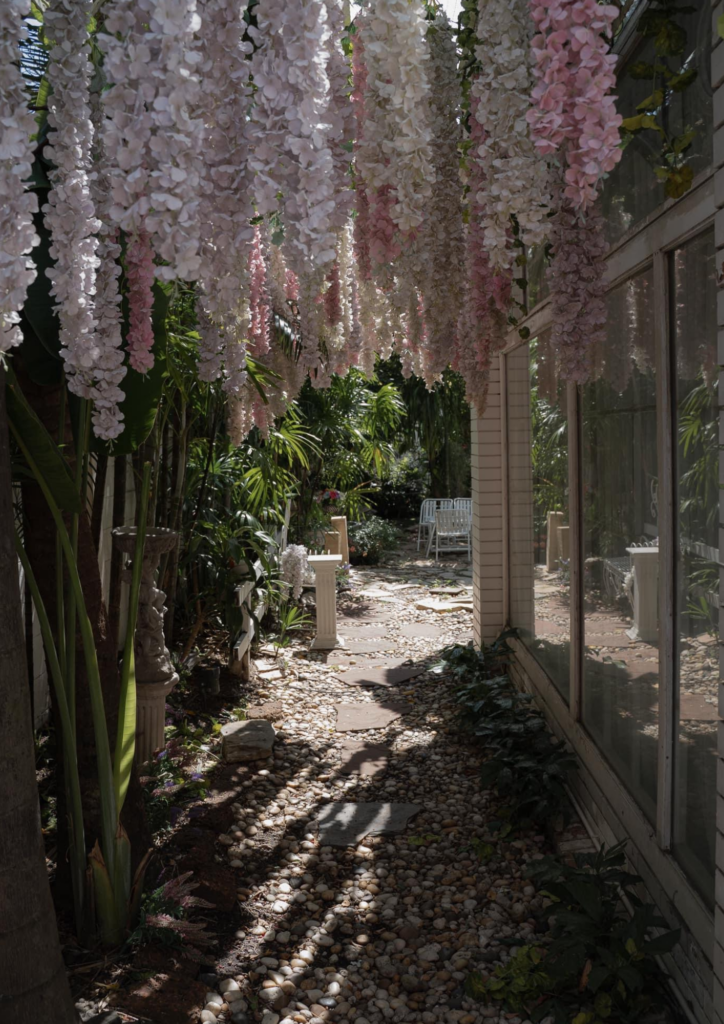 สวนที่ถูกตกแต่งด้วยความร่มรื่นกับแสงแดดอุ่น ๆ