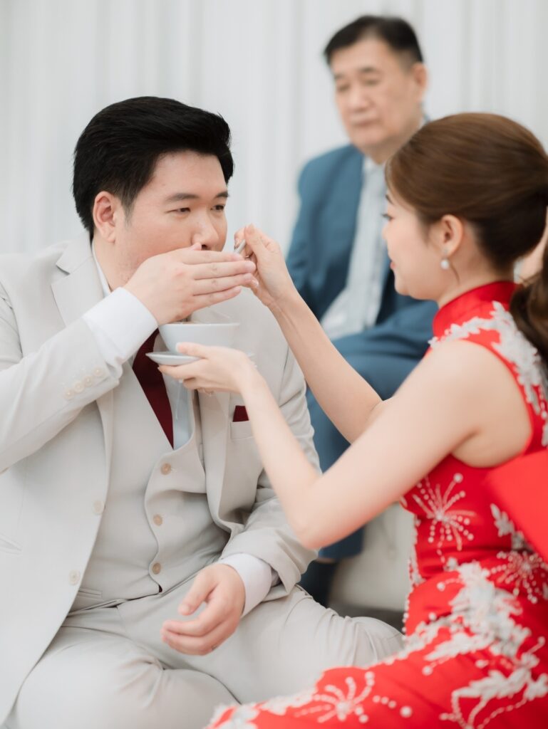 บ่าวสาวทานขนมอี๋ร่วมกัน