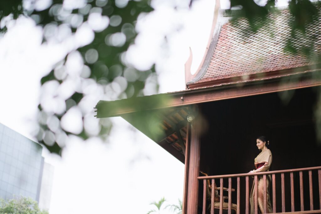 เรือนไทยมหิดล (ศาลายา) บ้านเรือนไทยหมู่คหบดีที่รายล้อมไปด้วยธรรมชาติอันเขียวขจี