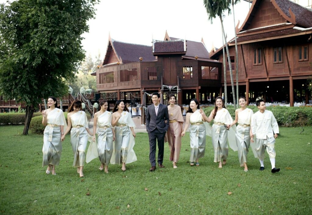 เรือนไทยมหิดล (ศาลายา) มีพื้นที่สวนสุดกว้างขวางด้านหน้าไว้สำหรับจัดงานและตกแต่งสถานที่เพิ่มเติมได้ 