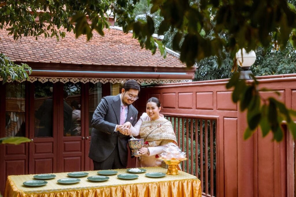 เรือนล้อมรัก เรือนไทยสวย ๆ กลิ่นอายแบบย้อนยุคอย่างเรือนล้อมรัก