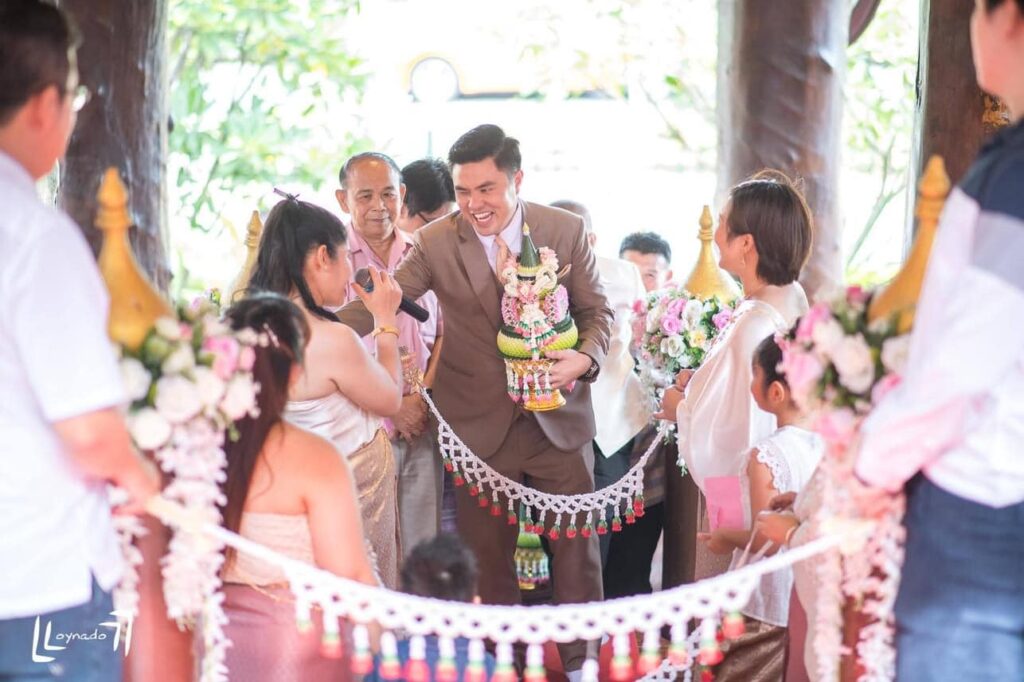 เรือนล้อมรัก แบ่งโซนจัดงานไว้ได้อย่างเป็นสัดเป็นส่วน มีห้องจัดพิธีสงฆ์ พิธีหมั้น 