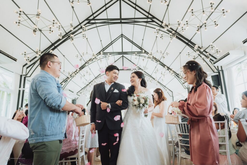 เรือนอักษะ มีทั้งโซน indoor และ Outdoor ด้านในตกแต่งในสไตล์โมเดิร์น เรียบหรู