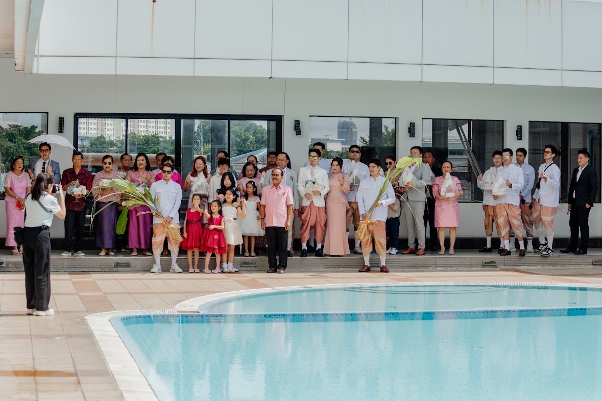 รีวิวแต่งงานกับบรรยากาศสระว่ายน้ำของทางโรงแรม