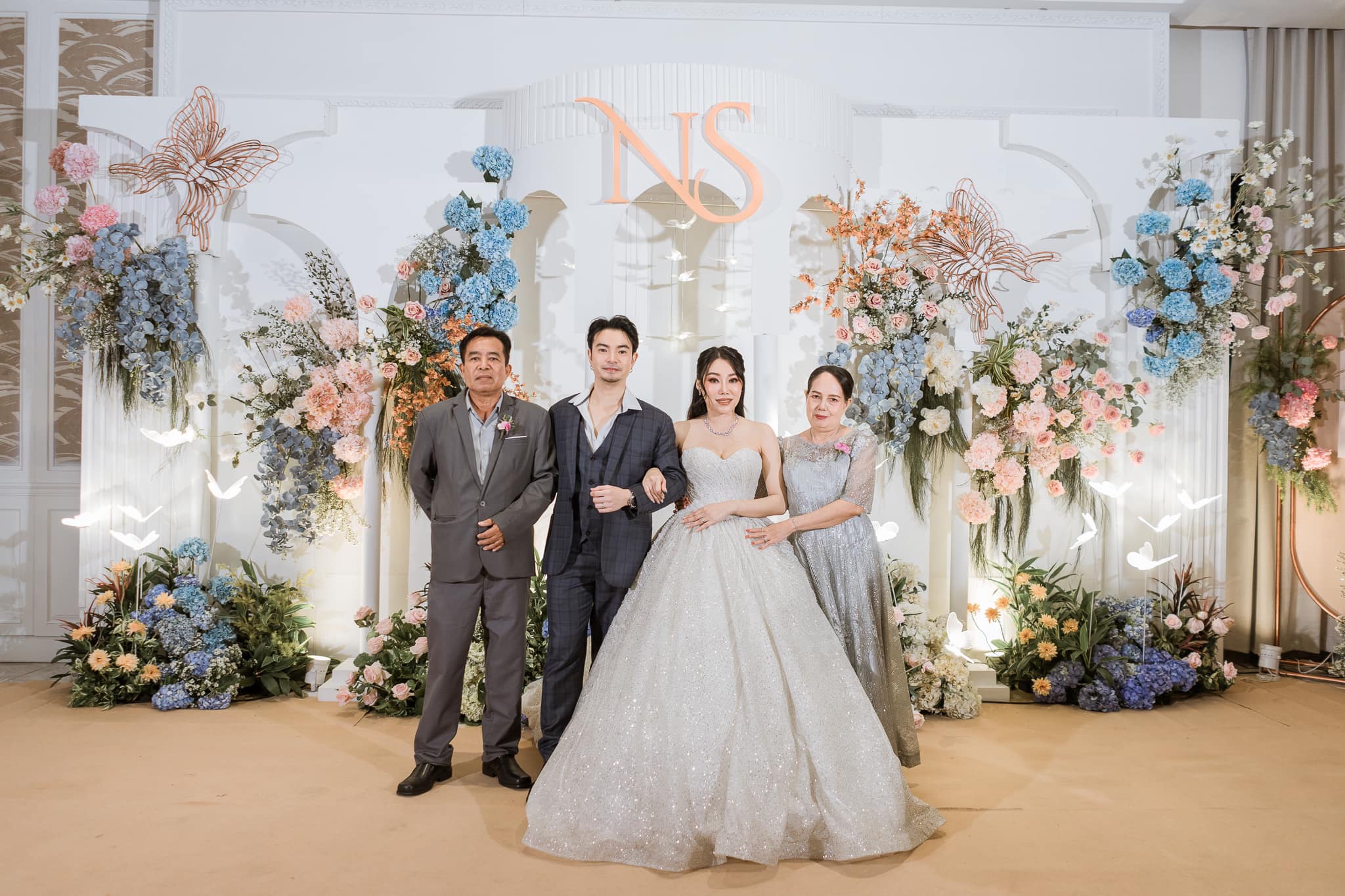 รีวิวแต่งงานกับรูปหน้า Backdrop พร้อมครอบครัว