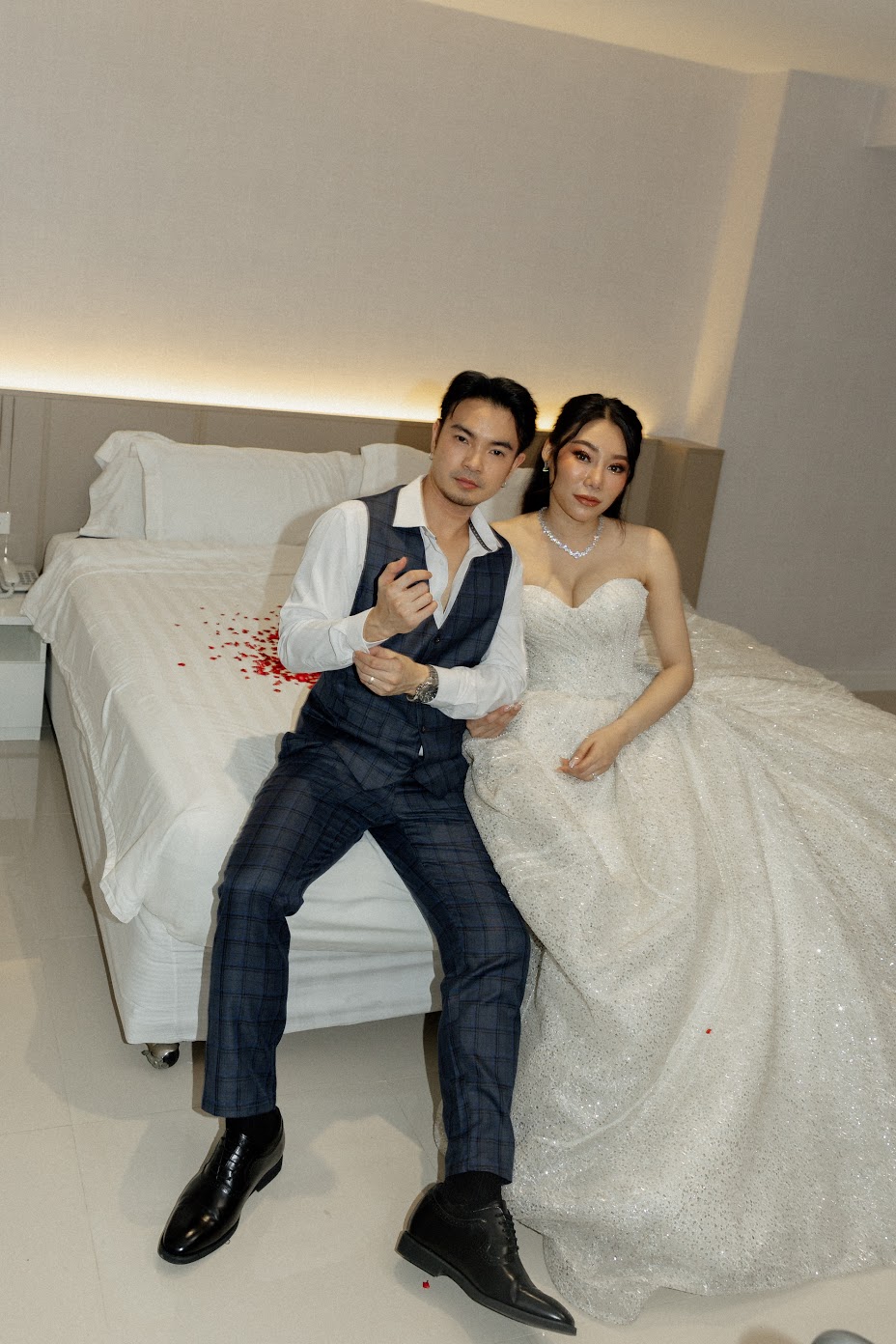 รีวิวแต่งงานของคู่รักที่สวยหล่อไม่แพ้กัน